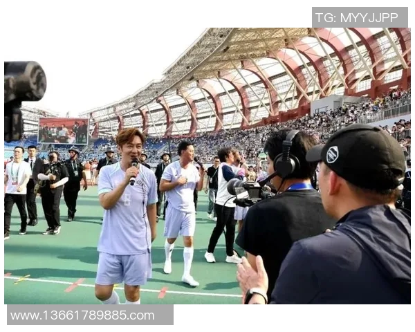 男足球星闪耀绿茵赛场展现巅峰技艺赢得球迷热烈欢呼