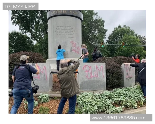 美国白人足球球星的成长历程与辉煌成就全景解析 美国白人足球球星的成长历程与辉煌成就全景解析